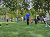 Laatste training S.K.N.W.K. JO7-1 (partijtje tegen de ouders) van maandag 27 mei 2024 (119/180)